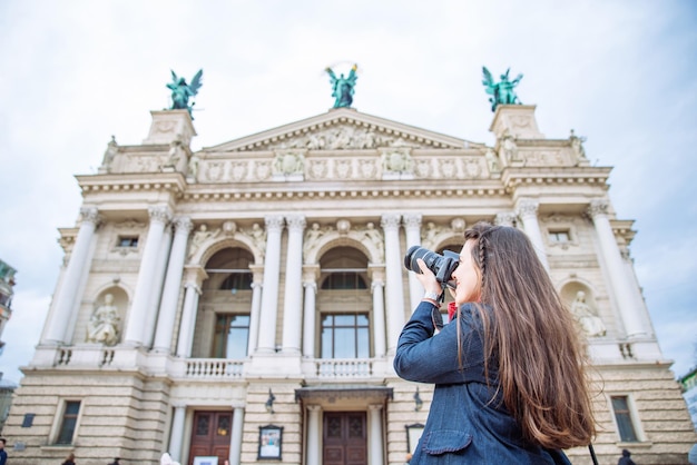 Toeristenvrouw die een foto neemt van de oude Europese kopieerruimte voor het bouwen van een reisconcept