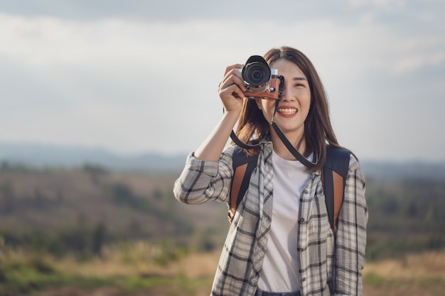 Toeristenvrouw die foto met haar camera in aard nemen