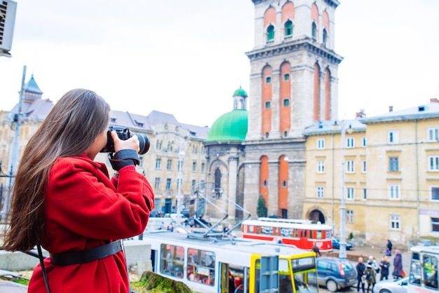 Toeristenvrouw die foto neemt van het oude Europese stadsreisconcept