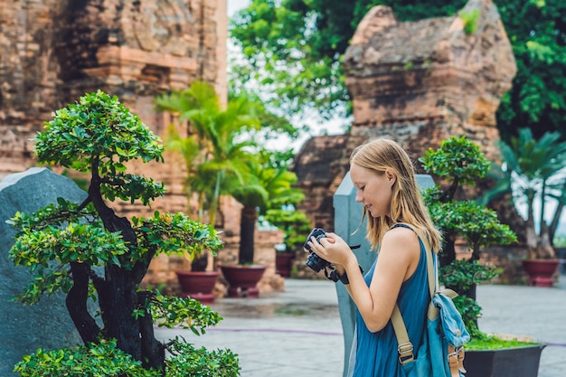 Toeristenvrouw fotografeert de torens van Po Nagar Cham in Vietnam