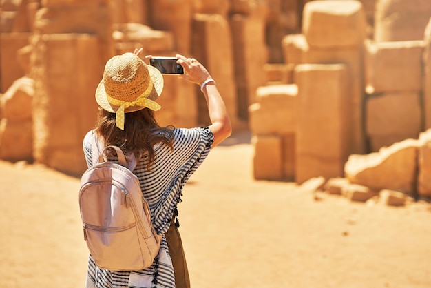 Foto toeristenvrouw in karnak-tempel in luxor egypte