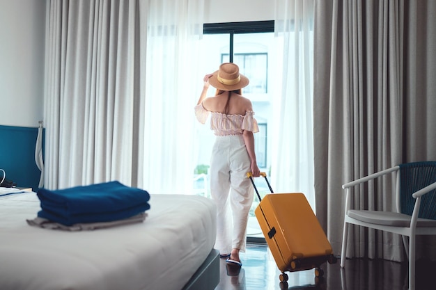 Toeristenvrouw met bagage in hotel na checkin