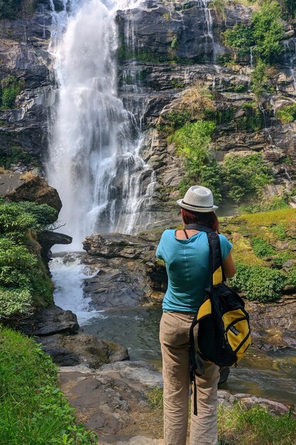 Toeristenvrouw neemt foto van wachirathan-waterval in thailand