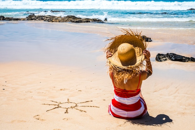 Toeristenvrouw op het strand op een zonnige dag