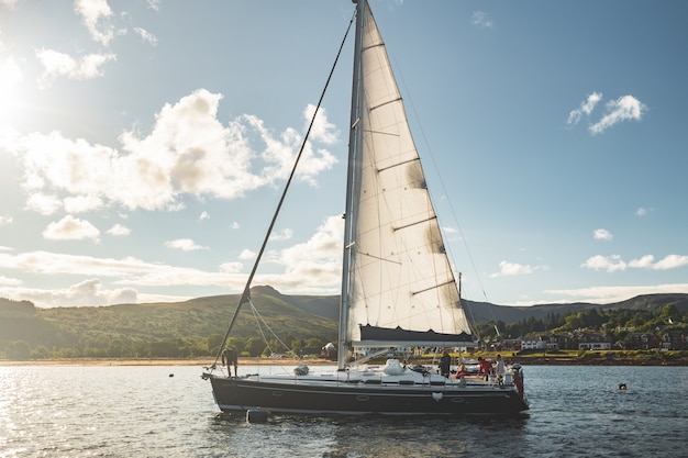 Toeristisch jacht zeilen naast Noord-Ierland