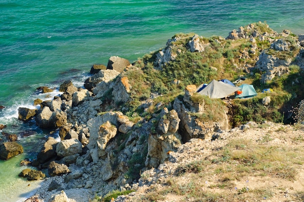 Toeristisch kamp op rotsachtige kust