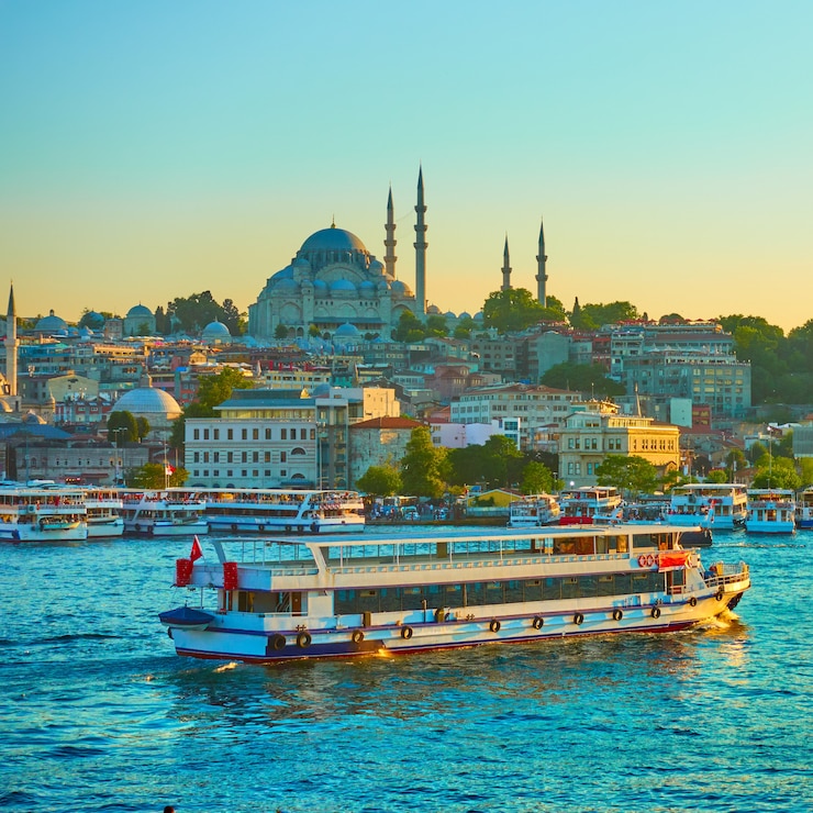 Toeristisch schip in de Gouden Hoorn in Istanbul in de avond, Turkije