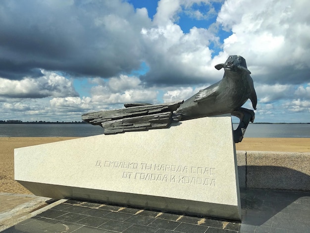 Toeristische attractie. Historische monumenten geïnstalleerd op de oever van de noordelijke Dvina. Stad van