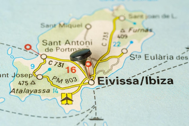 Toeristische bestemming van ibiza met een speld op een kaart macro foto