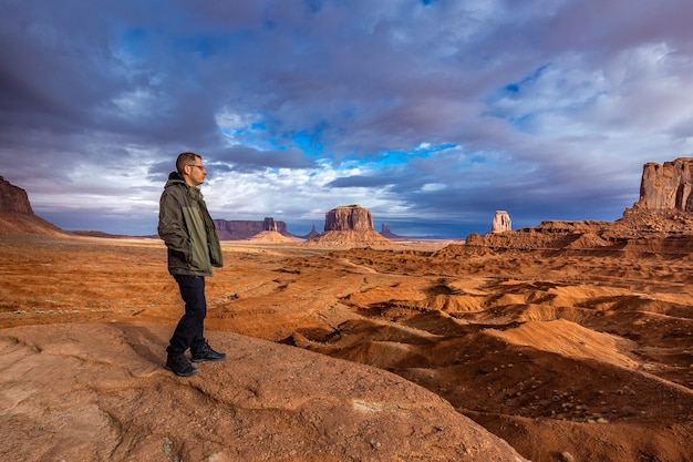 Toeristische bewonderende weergave met storm op de achtergrond in Monument Valley, Arizona, USA.