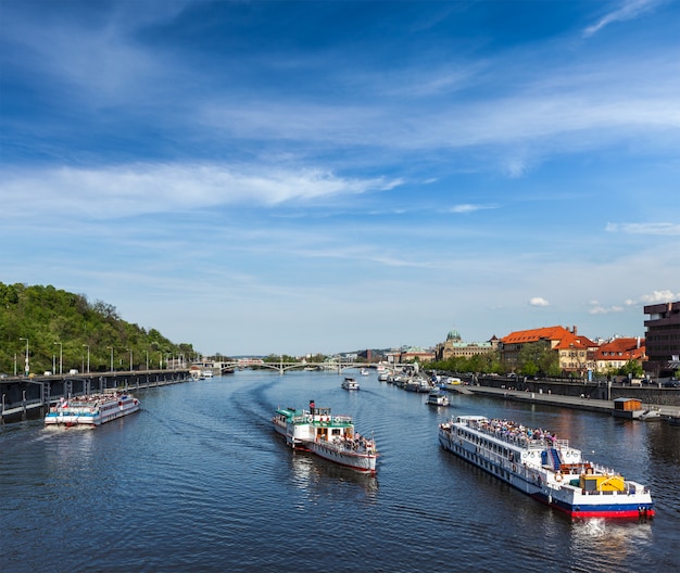 Toeristische boten op de Moldau in Praag