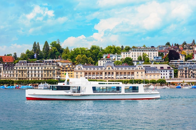 Toeristische cruiseboot Luzern Lake