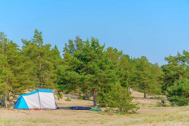 Toeristische groene tent aan het meer Reis naar de ongerepte natuur