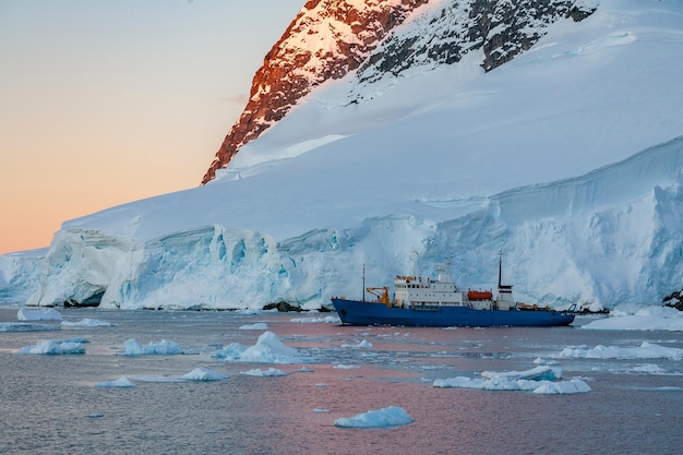 Toeristische ijsbreker Lamaire Channel Antarctica