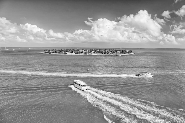 Toeristische jachten drijvend op het groene eiland in Key West Florida