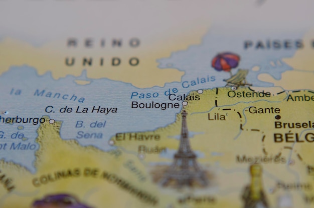 toeristische kaart van de stad Boulogne in Frankrijk in reisconcept met een pinmarkering bestemming