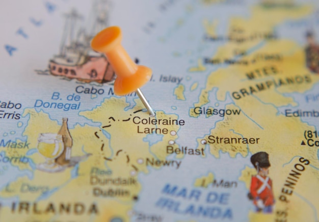 toeristische kaart van de stad Coleraine Larne in reisconcept met een pushpin die de bestemming markeert