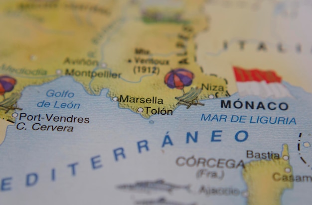 toeristische kaart van Toulon in reis- en vakantieconcept met een speld om de bestemming te markeren