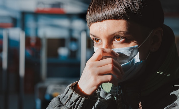 Toeristische masker op de metropool van de stad.