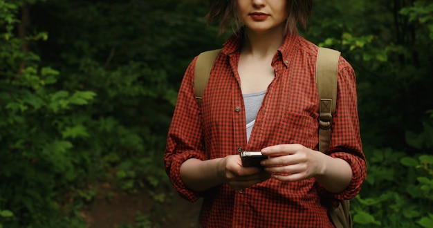 Toeristische meisje met telefoon en rugzak