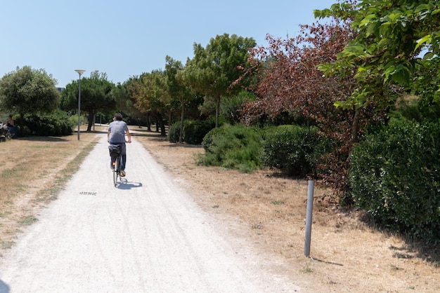 Toeristische paar fietstocht in de stad La Rochelle Charente Maritime France