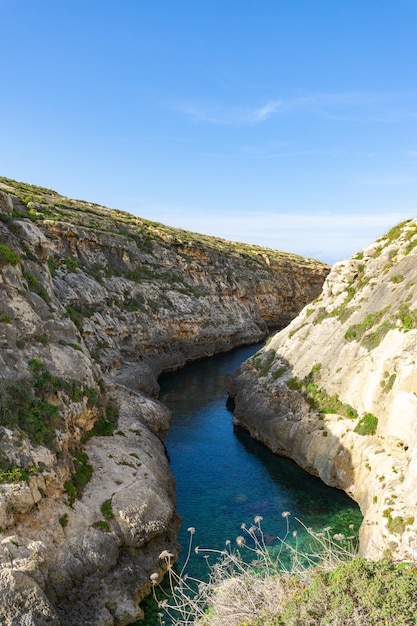 Toeristische plek in het noorden van het eiland Gozo in Malta genaamd Wied ilGhasri