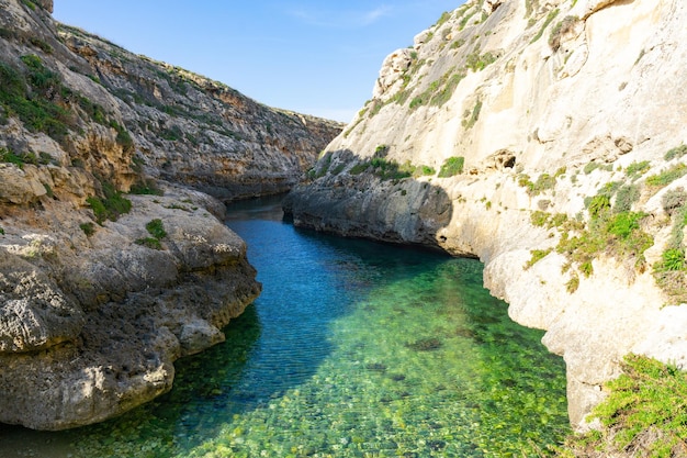 Toeristische plek in het noorden van het eiland Gozo in Malta genaamd Wied ilGhasri