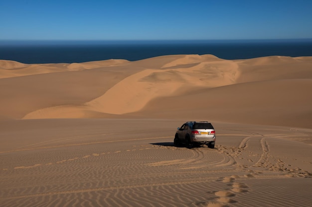 Toeristische reis per jeep in Sandwich Harbor Namibië