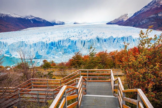 Toeristische route in de buurt van de perito moreno-gletsjer in patagonië, argentinië. het is een van de belangrijkste toeristische attracties in het argentijnse patagonië.