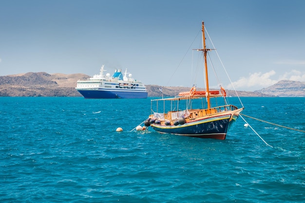 Toeristische schepen aan de zeekust. Haven van het eiland Santorini, Griekenland