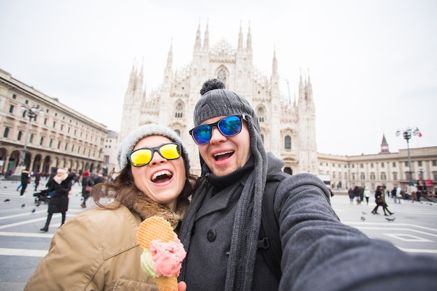 Toeristische selfie foto maken voor de beroemde duomo in Milaan