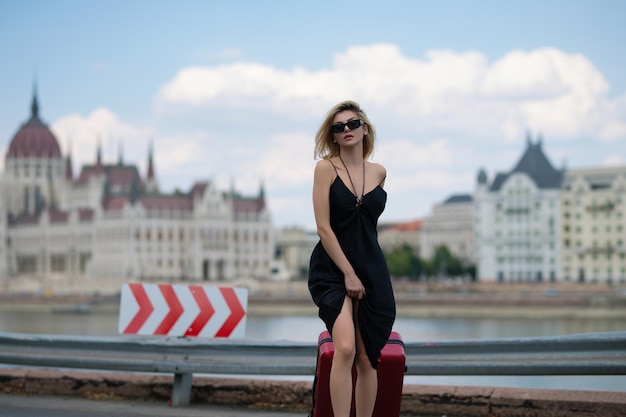 Toeristische sexy vrouw in boedapest mode vrouw met bagage koffers gaan op vakantie reizen lifest