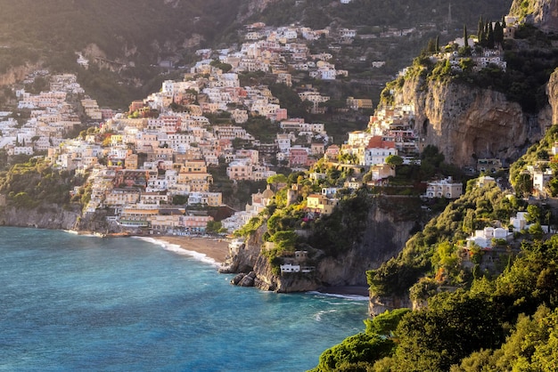 Toeristische stad Positano op rotsachtige kliffen en berglandschap aan de Tyrrheense Zee Amalfikust Italië zonnige zonsondergang