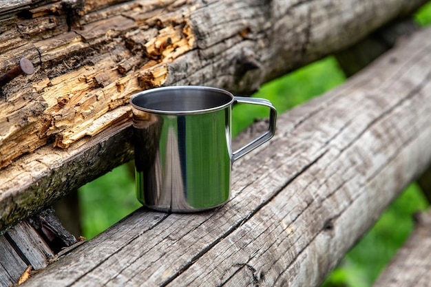 Toeristische stalen beker in het zomerbos buiten