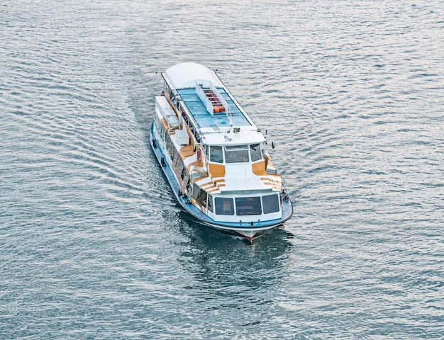 Foto toeristische stoomboot op het wateroppervlak van rivier of zee