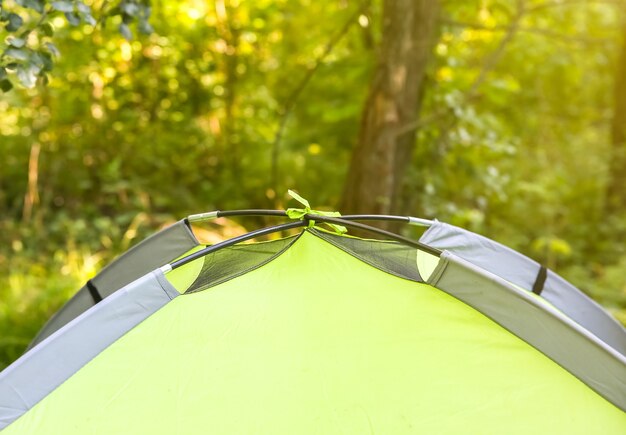 Toeristische tent buiten. Kamperen in het bos.