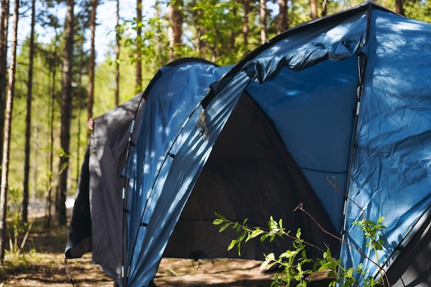 Toeristische tent in bos Familie camping concept