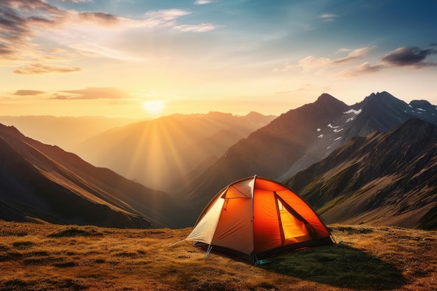 Toeristische tent in de bergen bij zonsopgang in de zomer