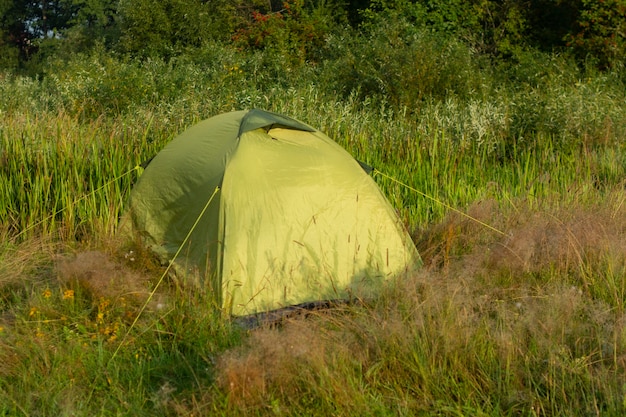 Toeristische tent op de achtergrond van natuur en bos.