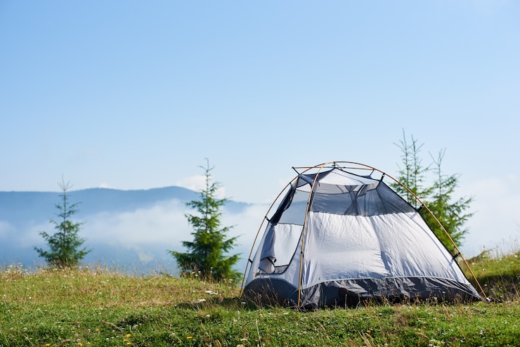Foto toeristische tent op met gras begroeide heuvel