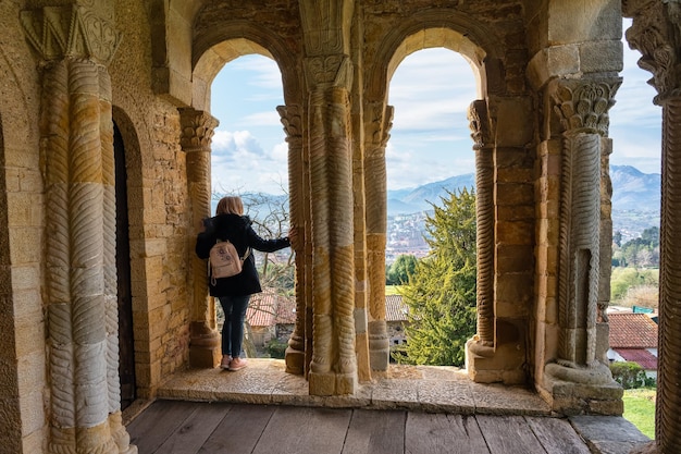 Toeristische vrouw geniet van het adembenemende uitzicht vanaf de berg naranco in oviedo asturias