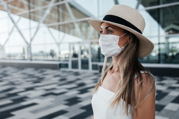 Toeristische vrouw in gek masker