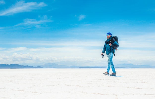 Toeristische wandelen in de zon Salar de Uyuni