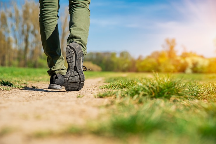 Foto toeristische wandelen langs een wandelpad. kopieer ruimte