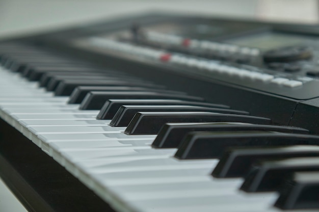 Toetsen van een elektronisch toetsenbord tijdens het spelen tijdens een concert