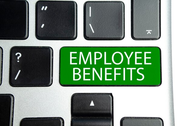 toetsenbord met het woord EMPLOYEE BENEFITS Bedrijfsconcept