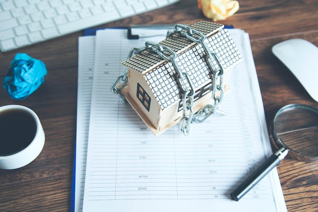 Toetsenbord met huismodel op bureau