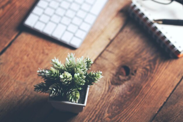 Toetsenbord met notitieblok en bord op bureau