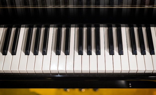 Toetsenbord van piano tijdens concert