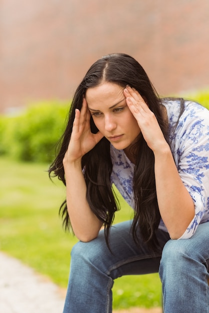 Toevallig brunette die aan hoofdpijn lijden